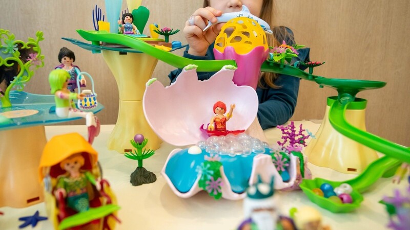 Alissa spielt am Rande der Jahrespressekonferenz des Bundesverbandes des Spielwaren-Einzelhandels (BVS) mit dem Korallenpavillon von Playmobil. Das Spielzeug gehört zu der vom BVS herausgegebenen Liste der "Top 10 Spielzeuge 2019".