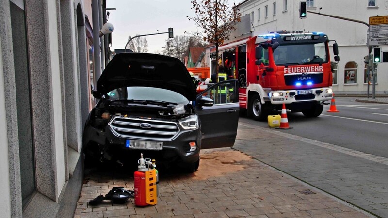In Osterhofen ist am Freitag ein Autofahrer gegen eine Hausmauer gekracht.