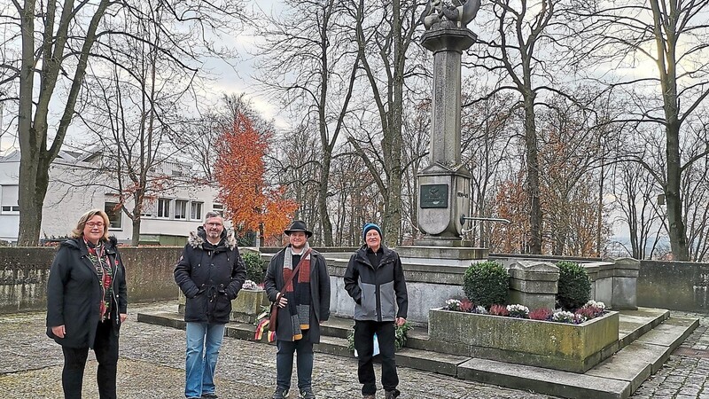 Die Stadträte Claudia Zimmermann, Oliver Schulz und Florian Gruber mit Dr. Wolfgang Schoyerer am Kriegergedächtnisbrunnen