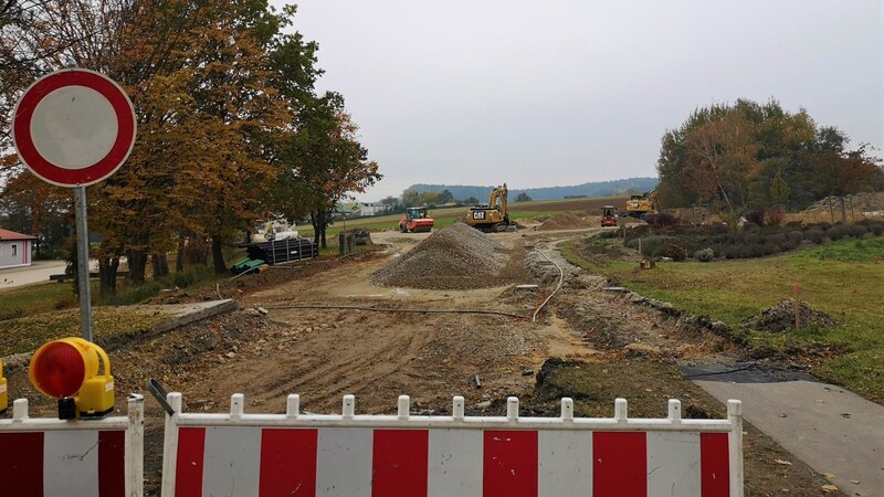 Knapp 360 000 Euro investiert der Landkreis in den Bau eines Kreisverkehrs am Ortseingang von Arnschwang. Ende November sollen die Arbeiten abgeschlossen sein.