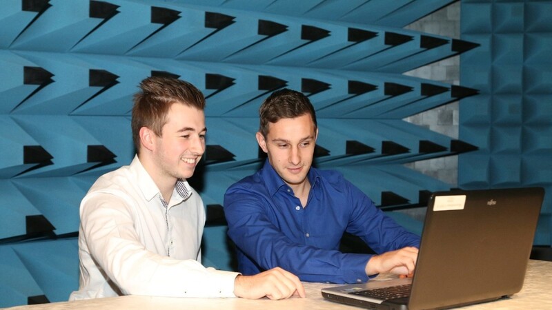 Jonas (links) und sein Ausbilder Maximilian Schmucker überprüfen einen Laptop.