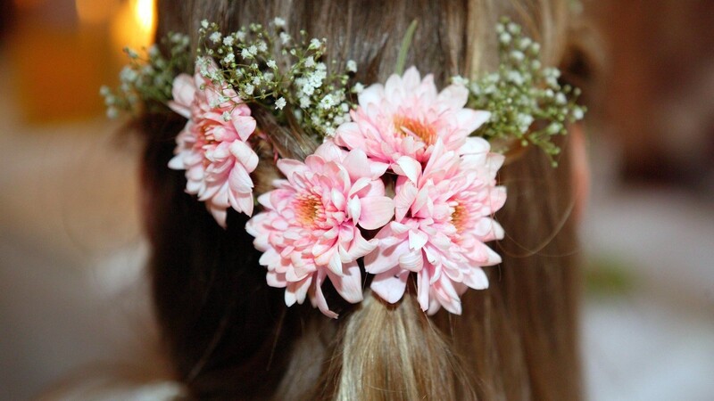 Diese Volksfestsaison sind Blumen im Haar besonders angesagt.