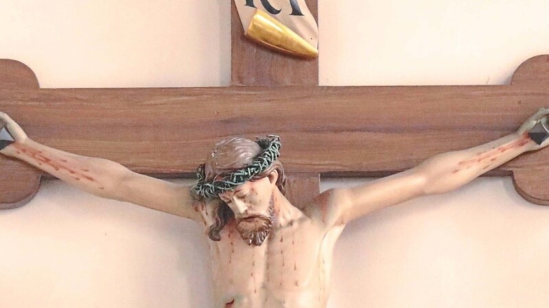 Das Kruzifix im Seitenbau der Pfarrkirche. Unter ihm finden sich immer weniger Gläubige zu Gottesdiensten zusammen. Nicht nur wegen Corona.