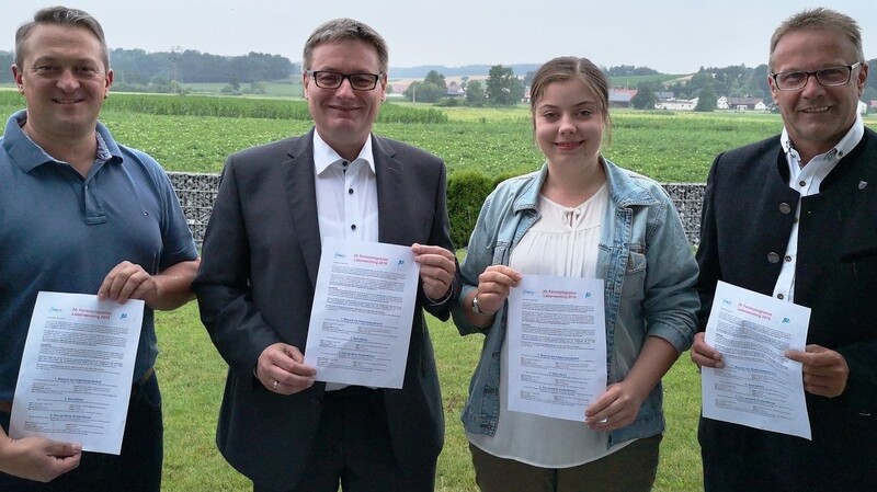 Organisationsleiter Marc Wieland und JU-Vorsitzende Karolina Zellmeier übergaben die ersten Exemplare des neuen Ferienprogramms an MdL Josef Zellmeier und Bürgermeister Hans Grau.