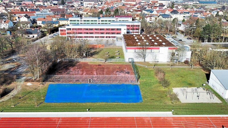 Auf dieser blau markierten Fläche zwischen Schulzentrum, Sporthalle und 400-Meter-Bahn soll der Pump-Track entstehen.