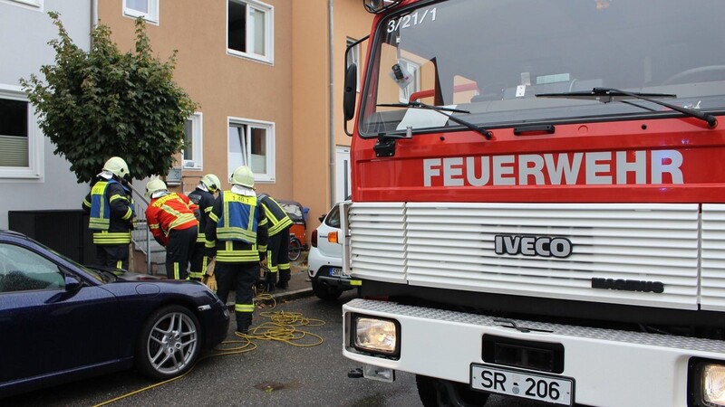 Feuerwehr und Rettungsdienst mussten am Mittwoch zu einem Haus in der Rittergasse im Straubinger Stadtteil Alburg ausrücken.