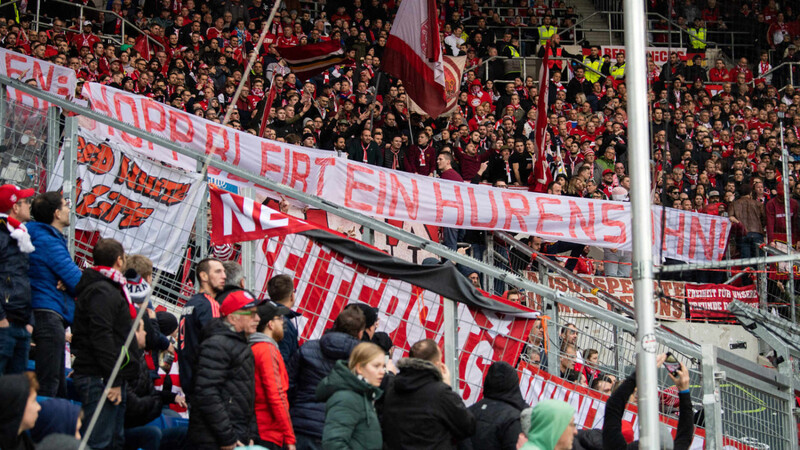 Plakate gegen Hoffenheim-Mäzen Dietmar Hopp haben am vergangenen Spieltag für einige Spielunterbrechungen gesorgt.