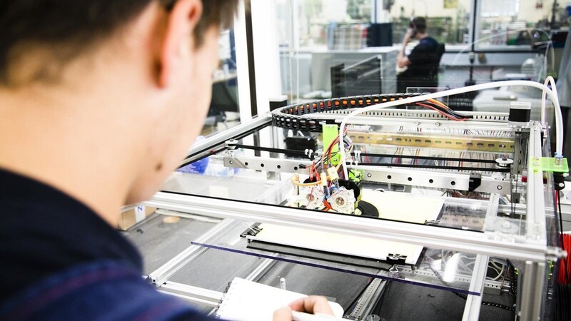 Technik hinterm Essen. Azubis in der Lebensmittelindustrie sind längst am 3D-Drucker aktiv. Die Gewerkschaft NGG weist auf freie Ausbildungsplätze in der Branche hin.