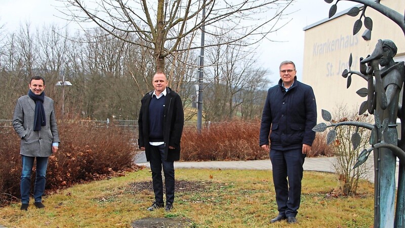 Dr. Andrej Dod (Mitte) und Klaus Fischer, Geschäftsführer der Sana Kliniken des Landkreises Cham, informierten Bürgermeister Markus Hofmann (links) über die Angebotserweiterung am Standort Bad Kötzting.