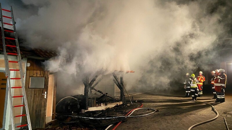 Feuerwehreinsatz in Wischenhofen: Dort sind am Freitagabend ein Holzschuppen und ein Garagenanbau abgebrannt.