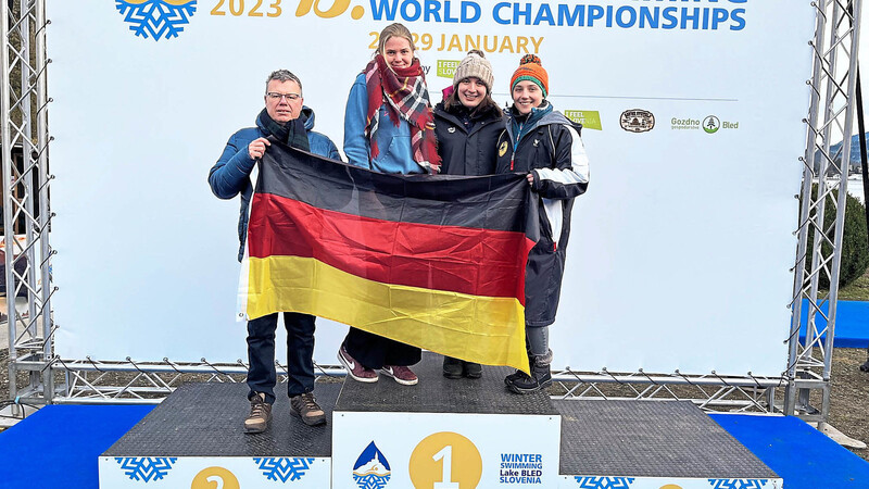 Erfolgreiche niederbayerische Delegation bei der Eisschwimm-WM in Slowenien: Trainer Claus Fochler, Elisabeth Parzefall, Christina Gockeln und Luisa Lang (v. l.) von der SG Mallersdorf-Pfaffenberg.
