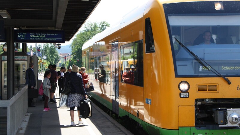 Die Personalnot ist groß bei der Bahn. Bis Mitte August werden etliche Verbindungen über Busse abgedeckt.
