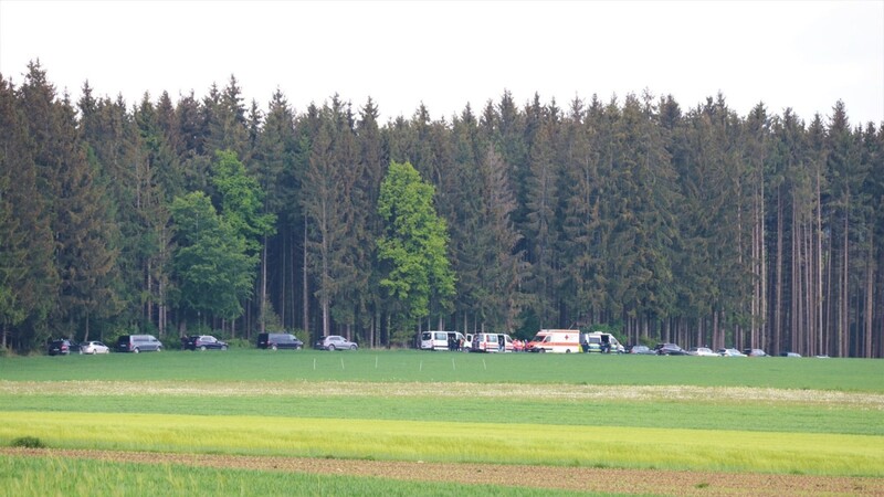 Das Großaufgebot an Polizei, SEK und Rettungsdienst vor dem Waldstück im Bereich Gaishof, wo der Junge gefunden wurde