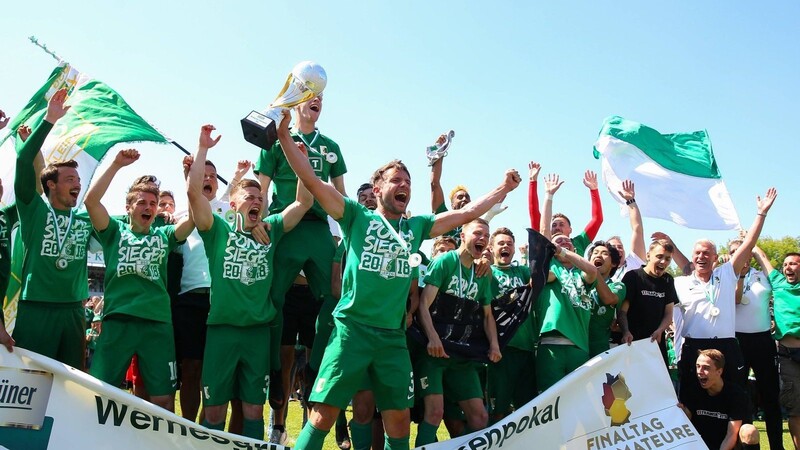 Großer Jubel bei Chemie: als Sachsenpokal-Sieger hat sich die Mannschaft um Kapitän Stefan Karau (vorne, mit dem Pokal in der Hand) für den DFB-Pokal qualifiziert.
