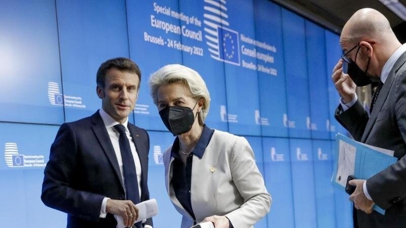 Frankreichs Präsident Emmanuel Macron, Ursula von der Leyen und Charles Michel sprechen vor dem außerordentlichen EU-Gipfel zur Ukraine in Brüssel.