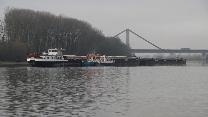 Nach der Havarie eines Frachters am Donnerstagmorgen musste die Donau gesperrt werden. Seit Freitagabend ist die Fahrrinne wieder frei.