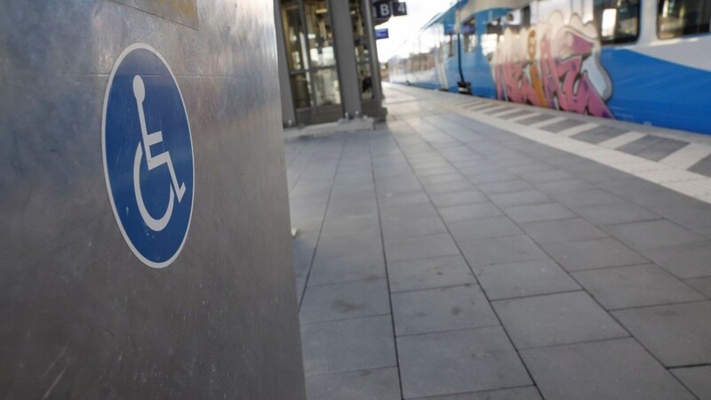 Ein Rollstuhlfahrer-Schild prangt am Bahnsteig in Ansbach.