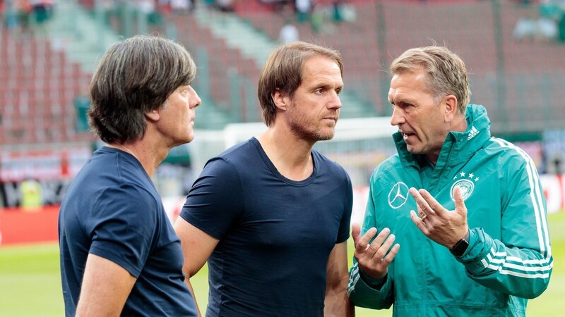Thomas Schneider (Mitte) war vier Jahre lang als Co-Trainer von Jogi Löw (links) im Trainerteam des DFB. (Foto: DFB/GettyImages)