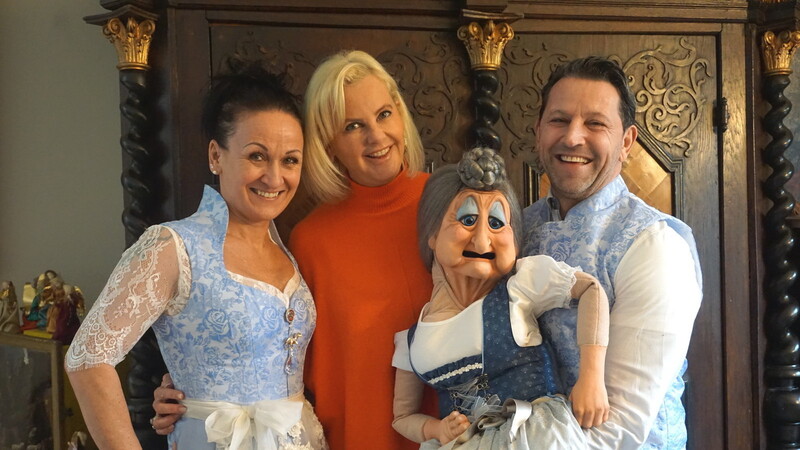 Claudia und Michael fanden bei Astrid Söll (Mitte) sofort ihr neues Bühnenoutfit. Auch die Bauchredner-Puppe "Oma" tritt konsequent in Tracht auf.