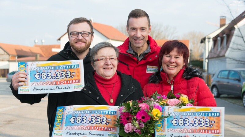 Kai Pflaume überrascht die Postcode-Monatsgewinner in Barbing: Lienhard (l.), Barbara (2.v.l.) und Monika (r.) freuen sich über jeweils 83.333 Euro.