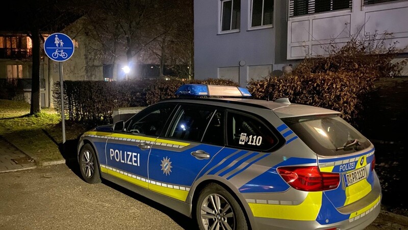 Nachdem die Polizei einen schwer verletzten Mann im Graßer Weg in Regensburg entdeckte, führte sie eine Spur zu einer Wohnung in Ziegetsdorf. Dort fanden die Beamten eine Frauenleiche.