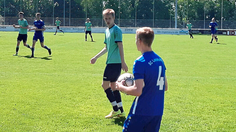 Auf dem Fußballplatz sind die Erlebnisse der letzten Monate weit weg: Der 17-jährige Ukrainer Dmytro Onufriienko (links: in Türkis, bei einem B-Juniorenspiel gegen den SC Landshut-Berg) hat in Salching eine neue sportliche Heimat gefunden.