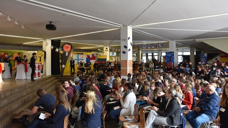 Gut 250 Zuschauer fieberten beim Europa-Quiz der Freistunde-Redaktion in der Aula des Anton-Bruckner-Gymnasiums mit.