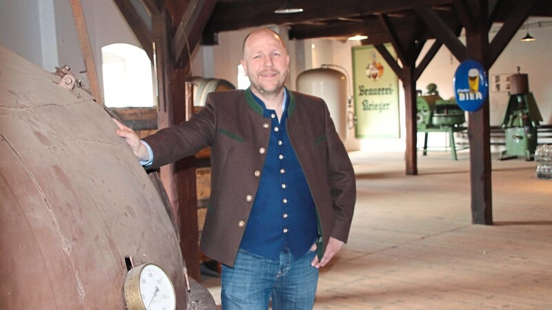 Bräu Michael Sturm steht im historischen Museum der Brauerei Krieger. Seit über 100 Jahren ist die Brauerei im Besitz seiner Familie, die Braugeschichte in der Bergstadt ist noch älter. Neuesten Forschungen zufolge mindestens 400 Jahre.