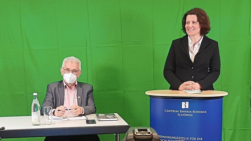 CeBB-Leiterin Dr. Veronika Hofinger und Karl Reitmeier während der Online-Präsentation in Schönsee.