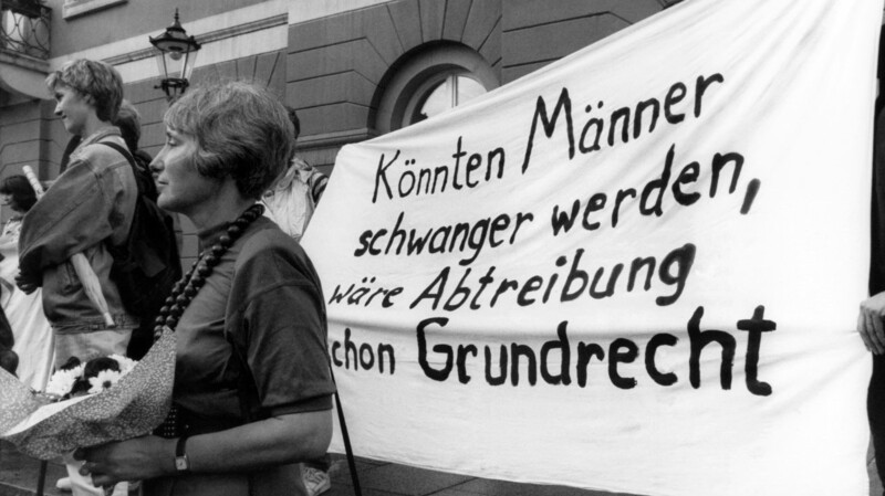 Schon lange demonstrieren Frauen für die Legalisierung von Abtreibungen - wie hier 1993 nach der Urteilsverkündung des Bundesverfassungsgerichts in Karlsruhe, nachdem es die vom Bundestag beschlossene Fristenregelung mit Beratungspflicht verworfen hatte.