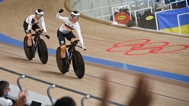 Der deutsche Bahnrad-Vierer der Damen um Lisa Brennauer (r.) gewinnt in Tokio die Goldmedaille.