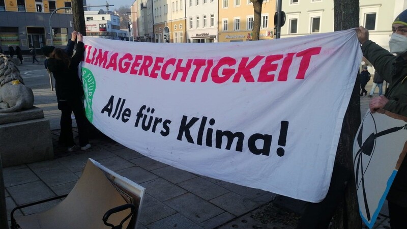 In einem Infostand am Passauer Ludwigsplatz haben Fridays-For-Future-Aktivisten am Freitag zum Thema Klimaschutz informiert.