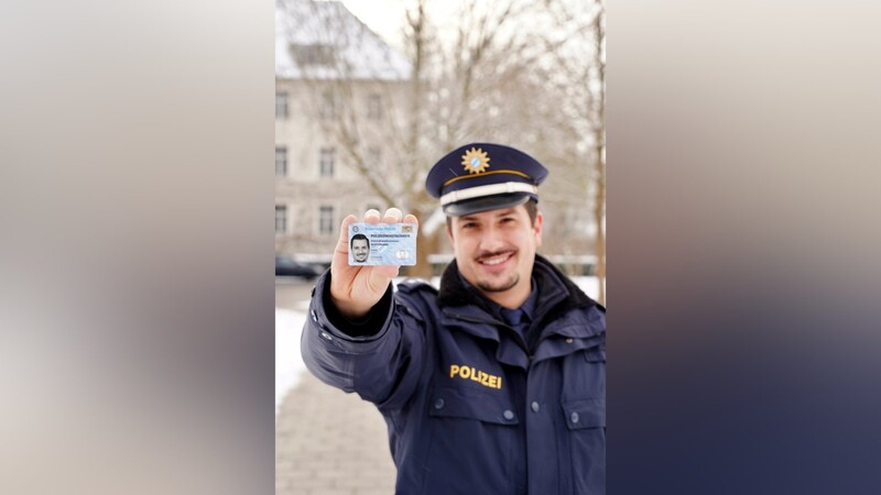 Florian Beck ist seit 13 Jahren bei der Polizei - und nutzte bisher einen Dienstausweis, der älter war als er selbst. Nun zeigt er einen der neuen Ausweise - nicht seinen echten, auf den passt er gut auf, sondern einen Musterausweis mit seinem Foto.