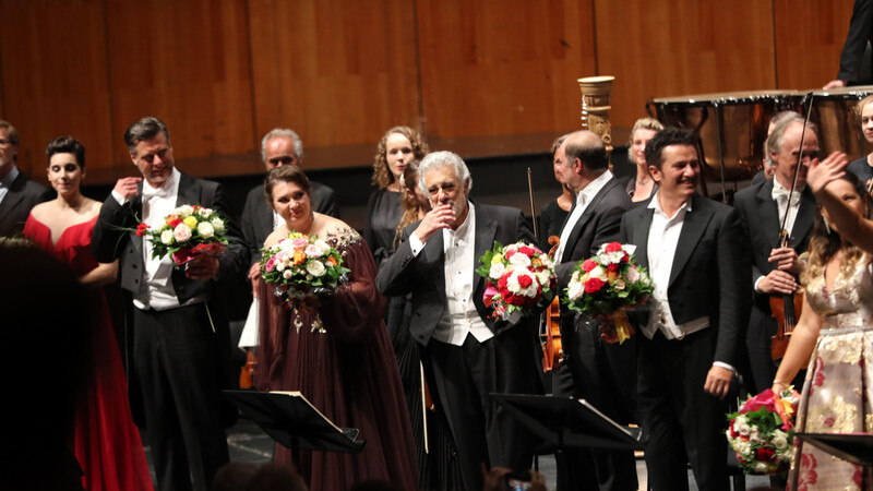 Plácido Domingo (Mitte) nach der Aufführung bei den Salzburger Festspielen