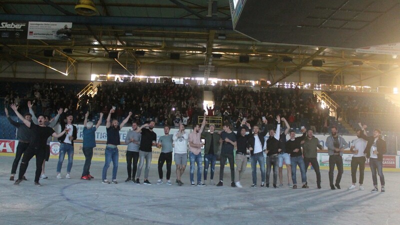 Die EVL-Mannschaft feierte im Landshuter Stadion den Aufstieg. (Foto: Michael Stolzenberg)