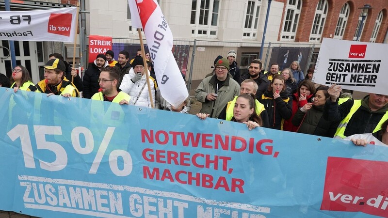 Streikende in Krefeld (Nordrhein-Westfalen).
