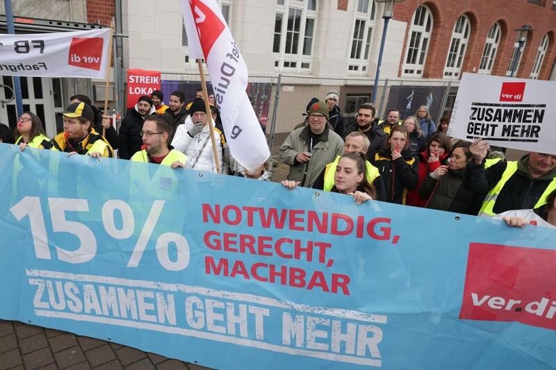 Streikende in Krefeld (Nordrhein-Westfalen). 