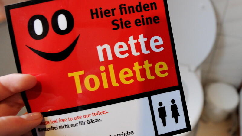 Der Aufkleber zu dem Konzept "Nette Toilette" wird vielleicht auch bald in Straubing zu sehen sein. (Foto: Angelika Warmuth/dpa)