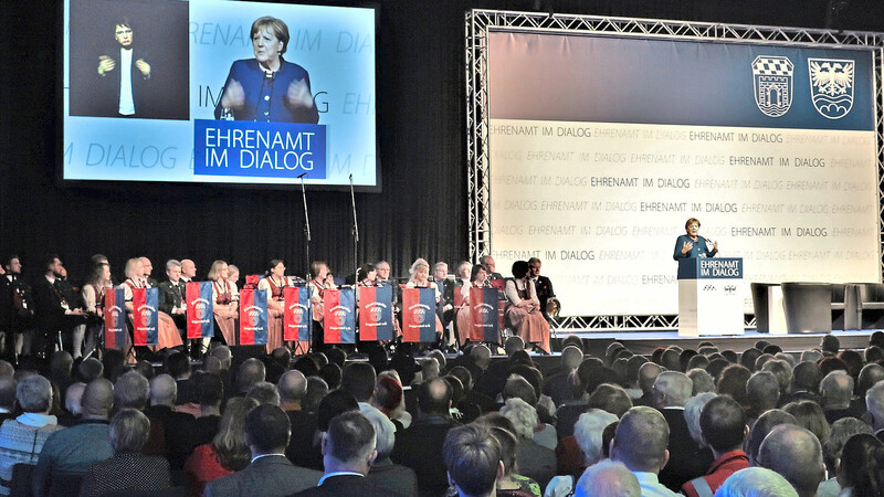 "Ehrenamt im Dialog": Bundeskanzlerin Angela Merkel holte sich am Montagabend in der Deggendorfer Stadthalle Anregungen, wie sich die Rahmenbedingungen für ein solidarisches Deutschland verbessern lassen.