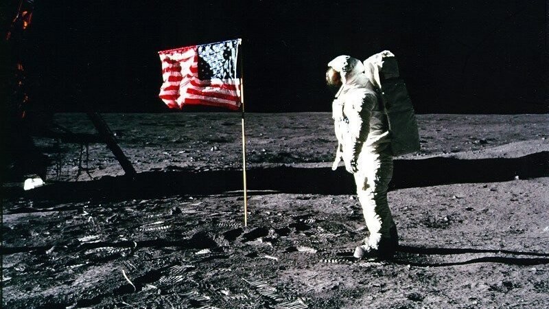 Wind auf dem Mond? Kann es nicht geben. Doch die amerikanische Fahne sieht so aus, als würde sie flattern. Die Erklärung: Die Astronauten konnten die Fahnenstange nicht vollständig ausfahren.