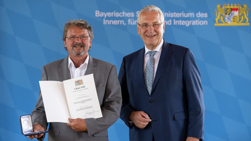 Innenminister Joachim Herrmann überreichte Altbürgermeister Helmut Haider die kommunale Verdienstmedaille in Silber.
