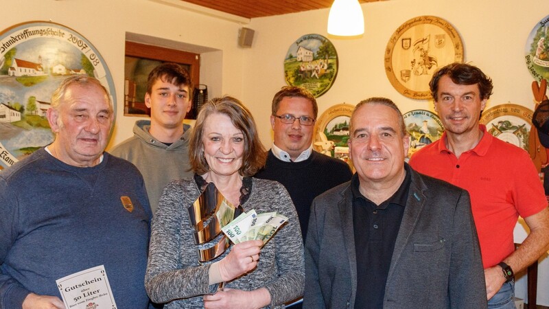 Erstmals hat mit Maria May eine Frau das traditionelle Schafkopfturnier des SV Puttenhausen gewonnen. Das freute auch das Organisationsteam rund um Dietmar Brunner (vorne rechts) und die weiteren Platzierten.