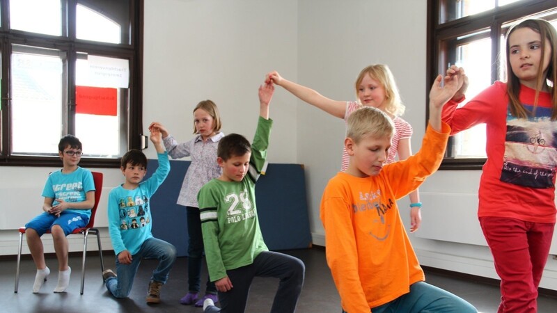 Im Stück nervt den Herzogssohn Albrecht (Mitte) die Tanzstunde. Dem Darsteller Jakob gefällt der edle Tanz aber. Jetzt tragen die Kinder noch ihre normalen Kleider, für die Aufführung bekommen sie tolle Kostüme. (Fotos: Pfeffer)