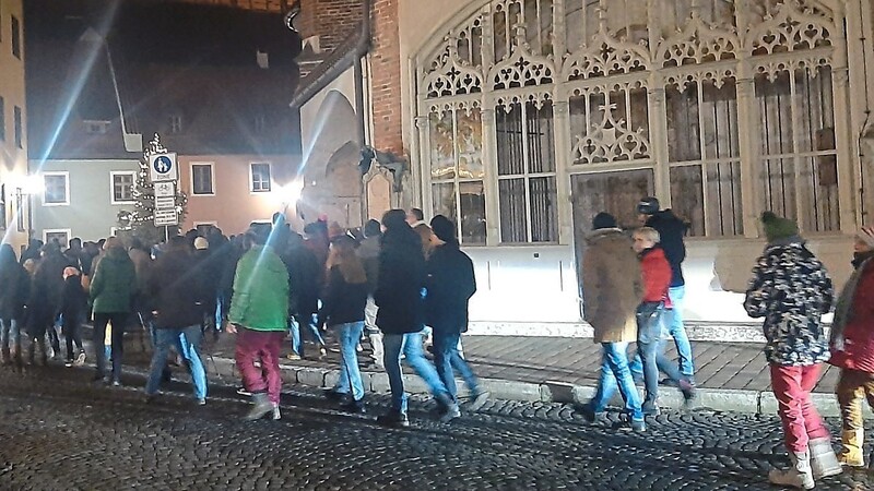 Zwischendrin umrundete ein Teil der "Spaziergänger" auch die Martinskirche. Gegen 19 Uhr löste sich die Versammlung laut Polizei auf.