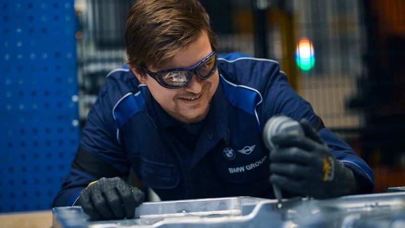 Die BMW Group wird am niederbayerischen Komponentenstandort Landshut bis Ende des Jahres rund 250 neue Mitarbeiterinnen und Mitarbeiter fest ein-stellen und über 125 Millionen Euro in die Fertigung innovativer Komponenten für zukünftige Fahrzeugprojekte investieren.
