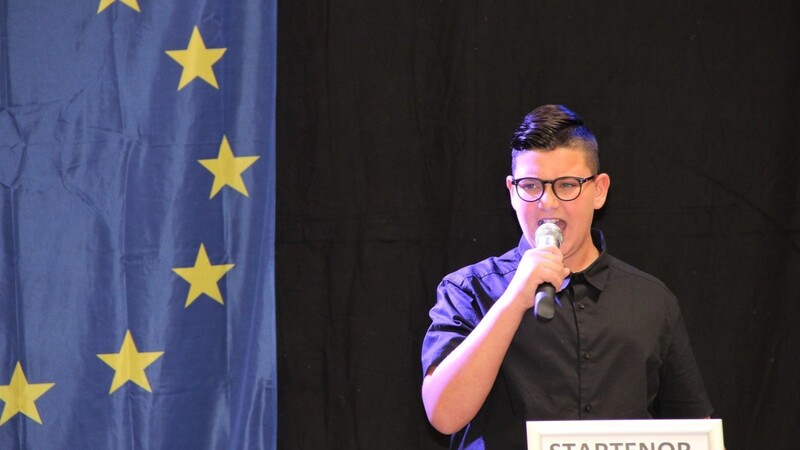 Beim Europafest im Juli in der Mittelschule hat Emmanuele Liguori - angekündigt als "Startenor" - mit seiner gesanglichen Darbietung der Europahymne auf Italienisch nicht nur die Ehrengäste zu überzeugen gewusst.