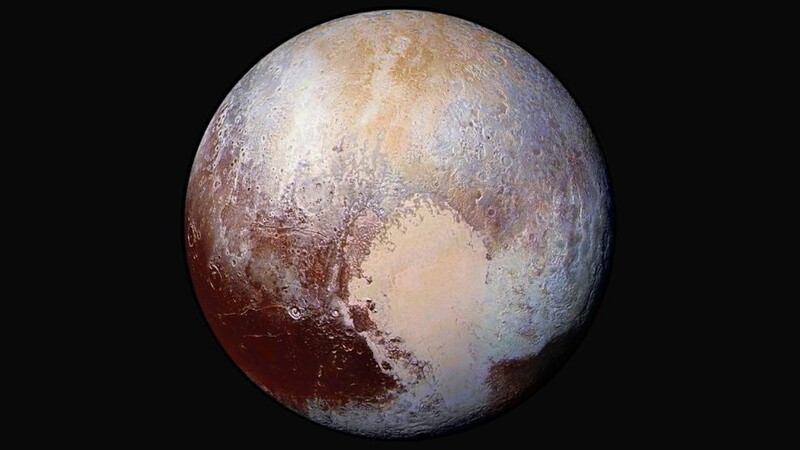 Pluto - von der Raumsonde "New Horizons" fotografiert. Das Foto wurde bearbeitet, um die Oberflächenstrukturen deutlich sichtbar zu machen.