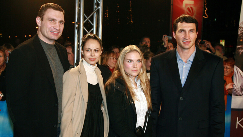 Ex-Profiboxer Witali Klitschko (l.), seine Frau Natalia Egorova (2.v.l.) sowie Ex-Profi-Boxer Wladimir Klitschko und dessen damaligen Managerin Tatjana Kiel am 10. Dezember 2007 in Berlin.