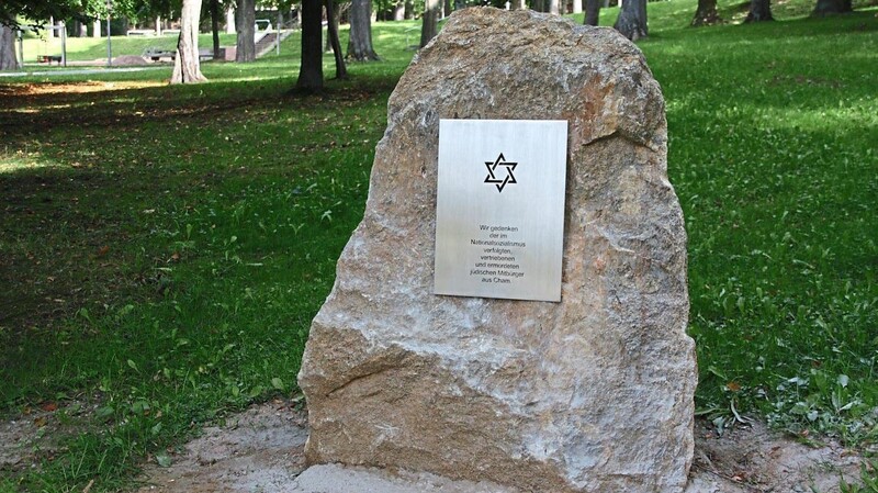 "Wir gedenken der im Nationalsozialismus verfolgten, vertriebenen und ermordeten jüdischen Mitbürger aus Cham": Der Stein - gut sichtbar im Stadtpark aufgestellt - soll an sie erinnern.