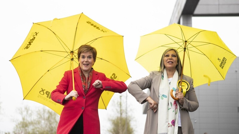 Ministerpräsidentin Nicola Sturgeon (l.) und ihre Parteikollegin Kaukab Stewart feiern den Sieg ihrer Pro-Unabhängigkeits-Partei SNP bei der Parlamentswahl in Schottland.